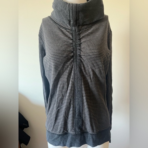 Lululemon In A Cinch Reversible Grey Cowl Neck Sweater Pullover - Picture 3 of 11